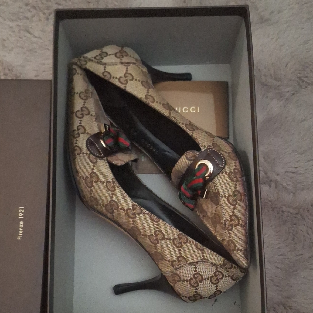 Authentic Gucci Women's Patterned Beige and Black Heels